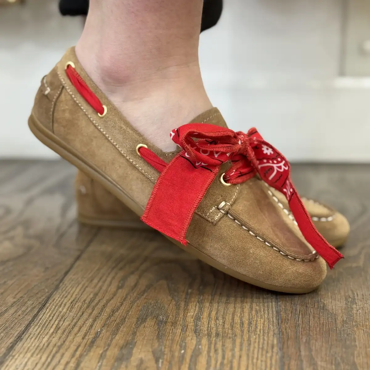 Toral - Mocassins en daim à nœud rouge