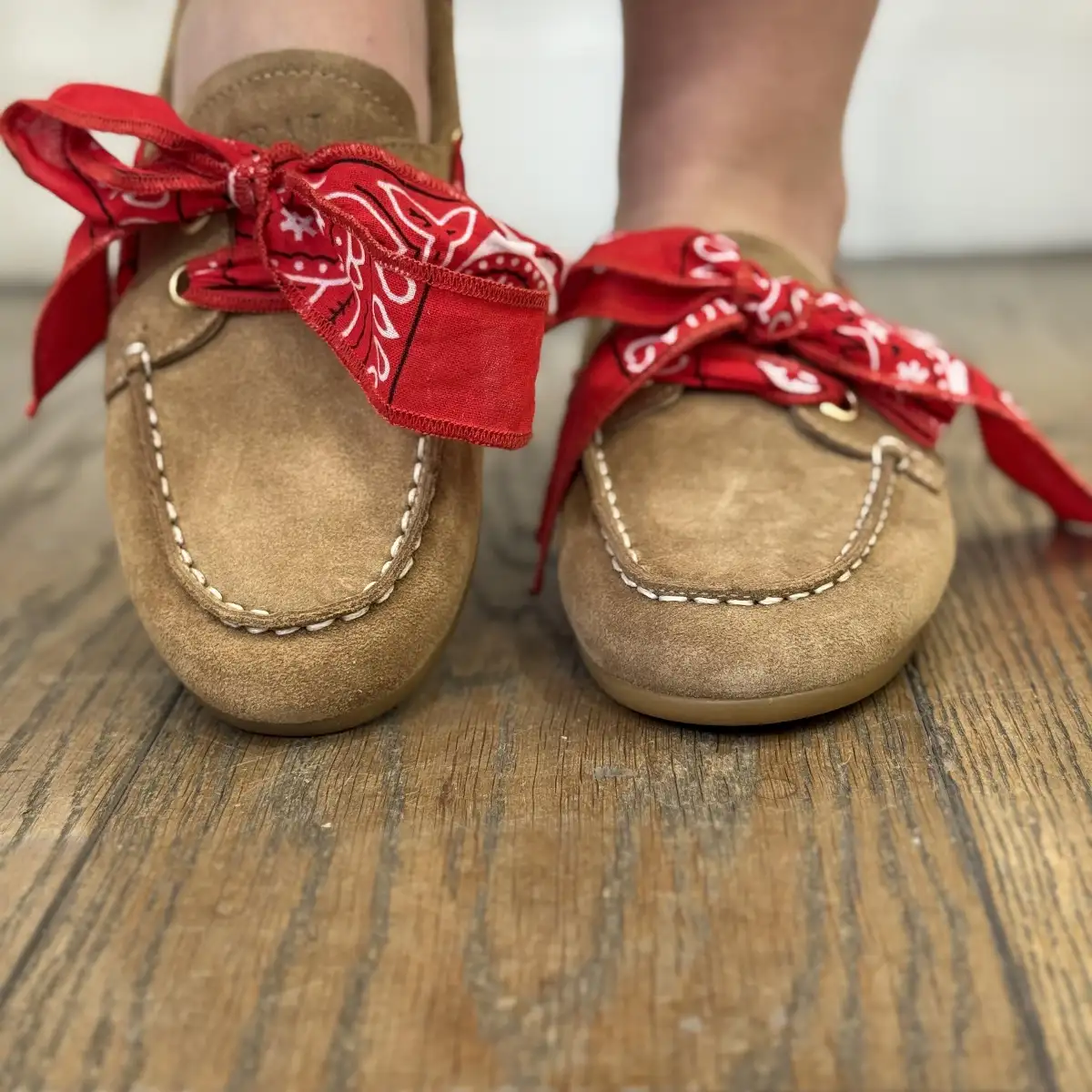 Toral - Mocassins en daim à nœud rouge